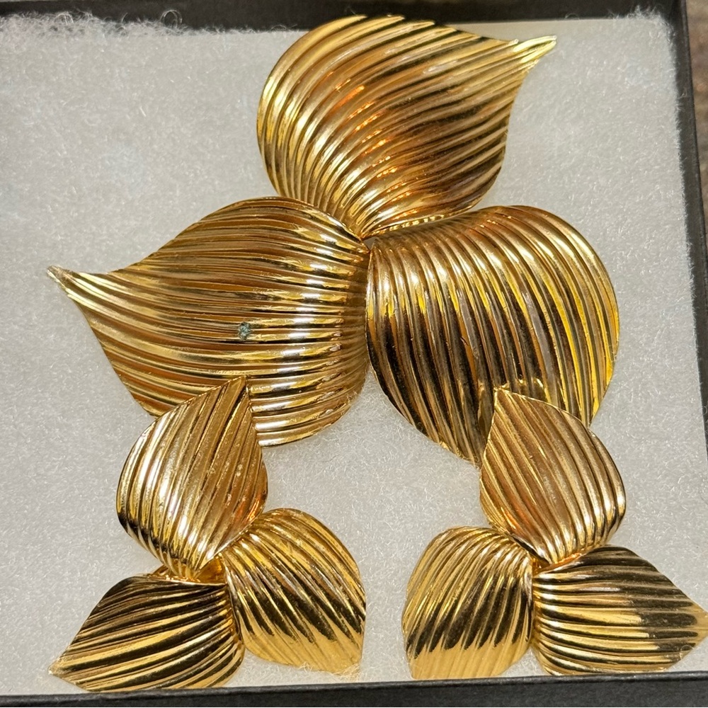 Sarah Coventry Gold Leaf Brooch and Earring Set